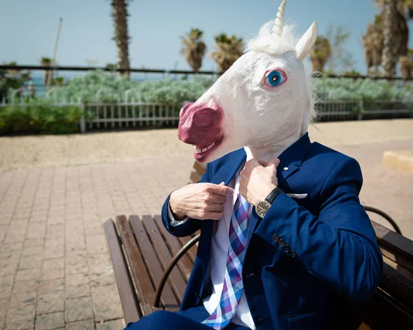 Ung konstigt man är klädd upp en kostym på bakgrund av gata — Stockfoto