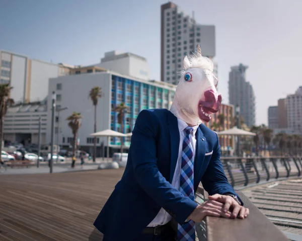 Insolito giovane in abito elegante si erge sul lungomare della città — Foto Stock