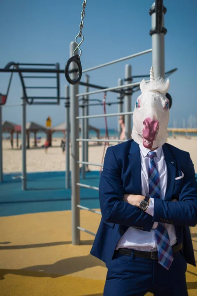 Freaky fitness edző elegáns ruha és vicces maszk üdvözli Önt — Stock Fotó