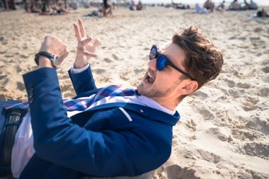 Şık elbiseli çılgın genç adam çalışmaları geç oldu. Şık adam