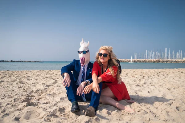 Необычная пара загорает на пляже и наслаждается отдыхом — стоковое фото