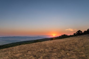 Güzel gün batımı. Alan, ufuk ve renkli gökyüzü Tepesi'nden görüntülemek