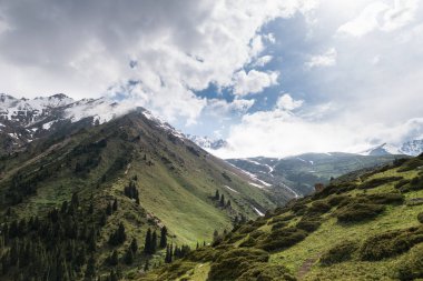 Yeşil Dev dağlarla ve karlı en fazla doğal görünümü
