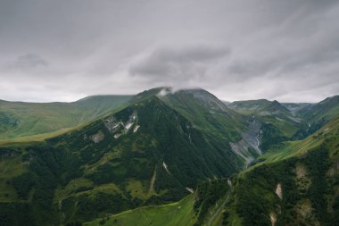 Yeşil Dev dağlarla ile güzel manzara