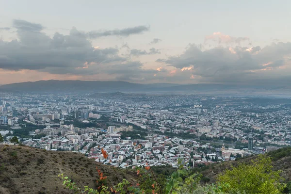 Hermosa vista desde la colina en la gran ciudad con montañas a lo lejos —  Fotos de Stock