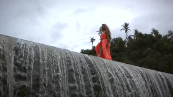 Joven Mujer Feliz Con Pelo Rubio Rizado Vestido Naranja Caminando — Vídeos de Stock