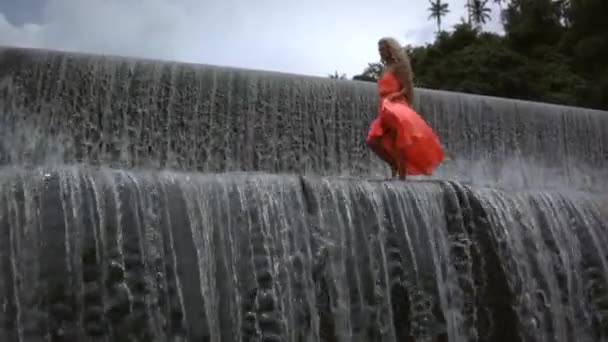 Jovem Mulher Séria Com Cabelo Louro Encaracolado Vestido Laranja Andando — Vídeo de Stock