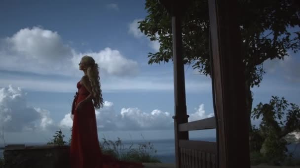 Молодая Романтическая Женщина Светлыми Вьющимися Волосами Элегантном Красном Платье Позирует — стоковое видео
