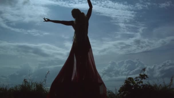 Silueta Mujer Joven Elegante Vestido Largo Esponjoso Rojo Posando Acantilado — Vídeo de stock