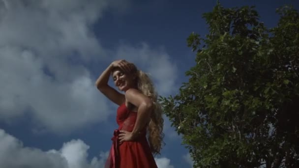 Jovem Feliz Com Cabelo Encaracolado Loiro Vestido Vermelho Longo Elegante — Vídeo de Stock