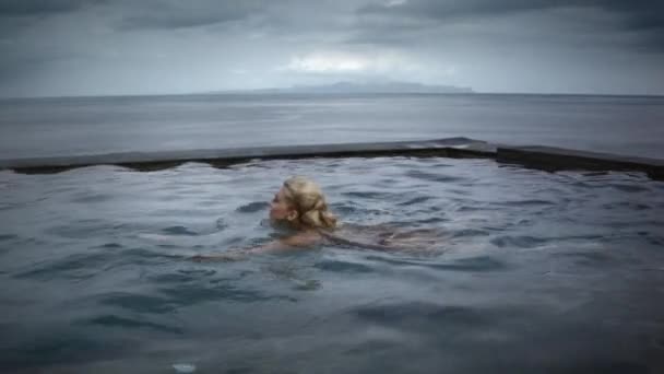 Ung Kvinna Med Blont Hår Simmar Oändlig Pool Nusa Penida — Stockvideo