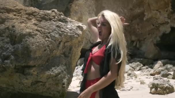 Mladá Šťastná Žena Blond Vlasy Červených Plavkách Černým Pláštěm Expresivní — Stock video