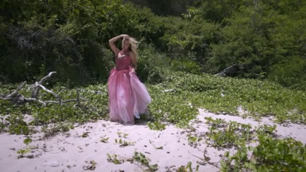 Молодая Сонная Женщина Светлыми Волосами Розовом Пушистом Платье Гуляет Пляжу — стоковое видео