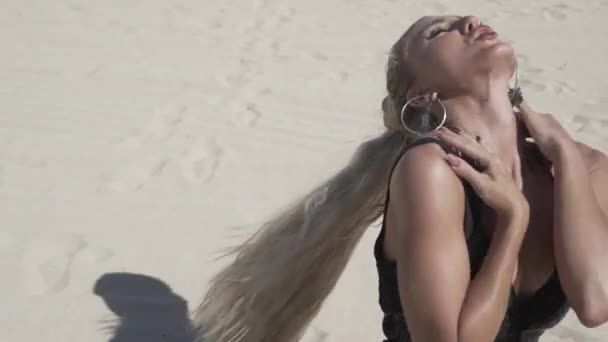 Vue Rapprochée Jeune Femme Glamour Aux Cheveux Blonds Maquiller Petite — Video