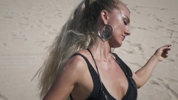 Närbild Ung Sensuell Kvinna Med Blont Hår Och Smink Liten — Stockvideo