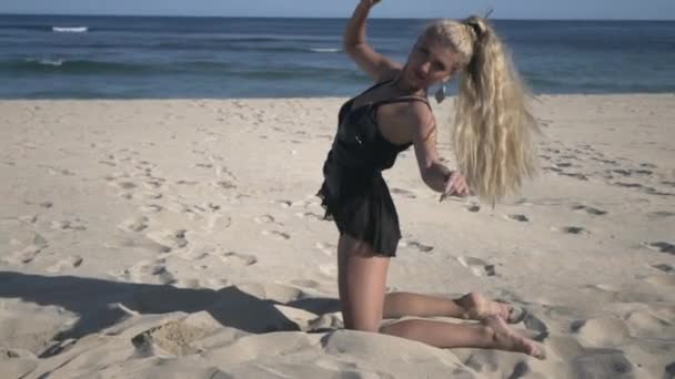 Mladá Štíhlá Žena Blond Vlasy Make Černém Lesku Plavky Sedí — Stock video