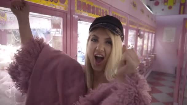 Young Freaky Woman Blonde Hair Pink Fur Coat Rejoices Victory — Stock Video