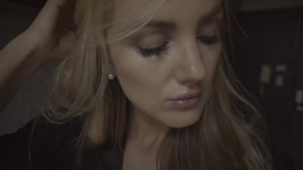 Närbild Ansiktet Ung Sensuell Kvinna Som Står Och Korrigerar Blont — Stockvideo