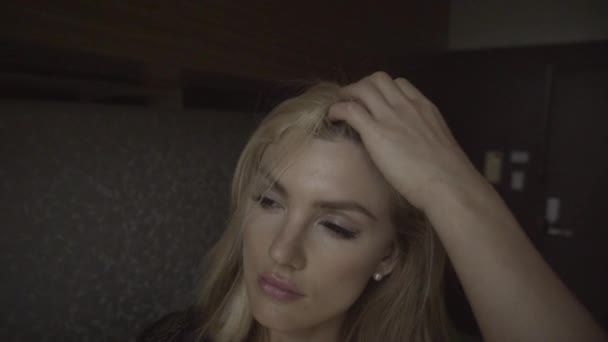 Закройте Вид Лицо Молодой Чувственной Женщины Стоящей Корректирующей Светлые Волосы — стоковое видео