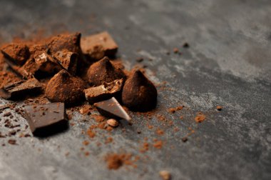 Çikolata, domalan ve kakao rustik arka plan üzerinde set 