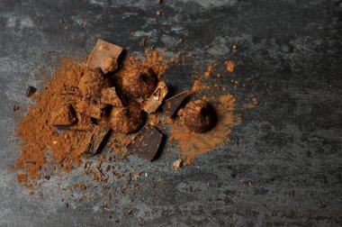 Çikolata, domalan ve kakao rustik arka plan üzerinde set 