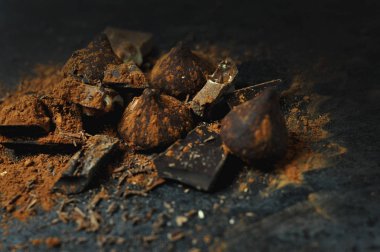 Çikolata, domalan ve kakao rustik arka plan üzerinde set 