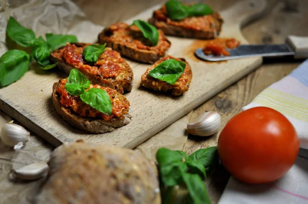 Chutné sendviče s Bruschetta na dřevěné desce — Stock fotografie