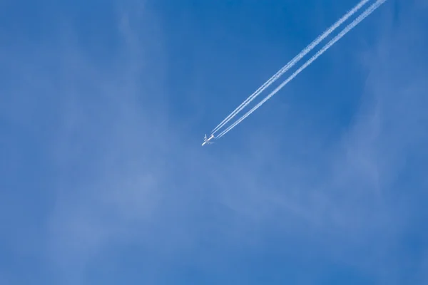 Tiro Longa Trilha Avião Jato Céu Azul — Fotografia de Stock