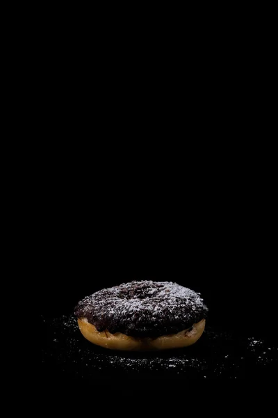 洒上巧克力甜甜圈的糖粉 — 图库照片