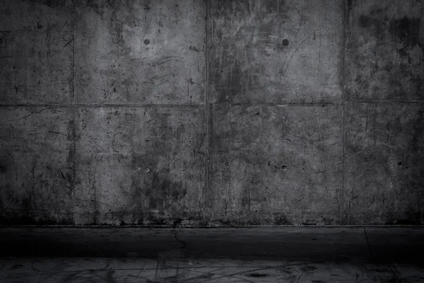 Pis ve pürüzsüz beton duvar — Stok fotoğraf