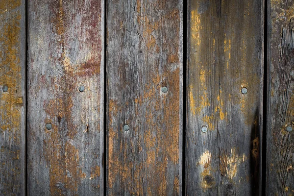 Fond en bois avec du bois altéré et des ongles rouillés — Photo