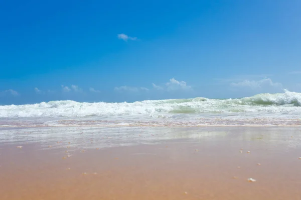 Bela água mediterrânea batendo na costa — Fotografia de Stock