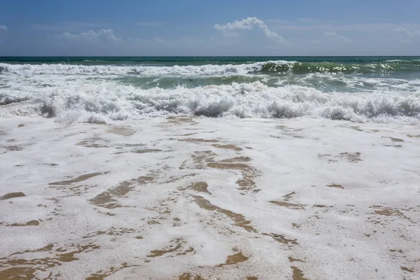 Красивая средиземноморская вода, кружащаяся на берегу — стоковое фото