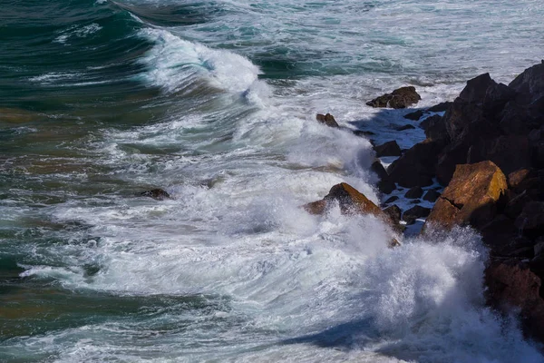 Vann, bølger og stein – stockfoto