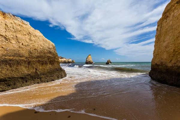 Acantilados rocosos en la costa del océano Atlántico — Foto de Stock