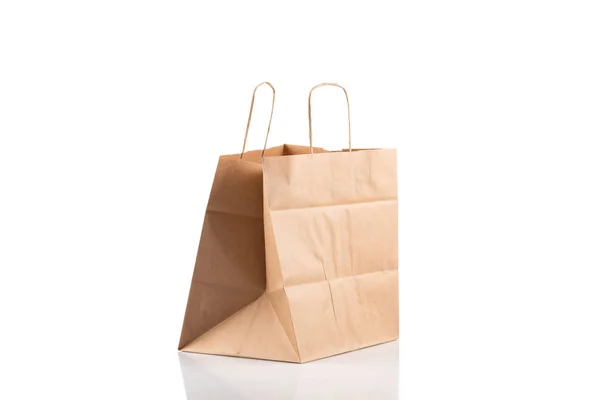 Бумажная сумка на белом — стоковое фото