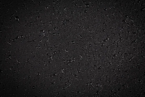 黑石头上的水滴 — 图库照片