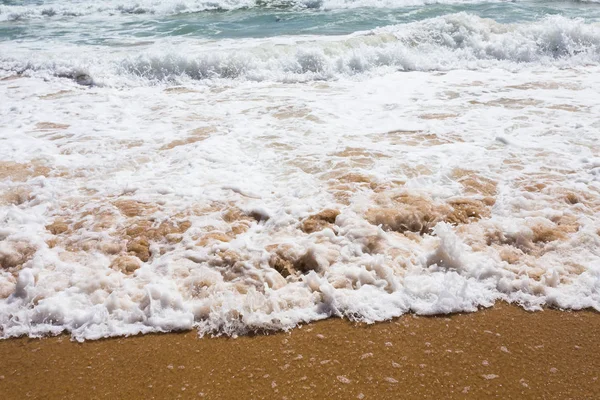 Hermosa agua mediterránea cayendo en la orilla — Foto de Stock