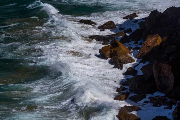 Eau, vagues et rochers — Photo