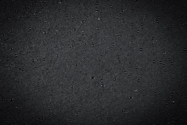 Karanlık taş üstünde su damlaları — Stok fotoğraf