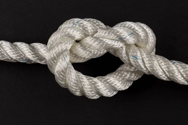 Herzförmiger Knoten Aus Seil Auf Dunklem Hintergrund — Stockfoto