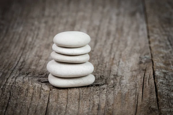 Pirámide Piedras Zen Tablero Madera —  Fotos de Stock