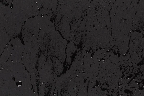 玄武岩或花岗岩黑暗岩石表面的水滴 — 图库照片