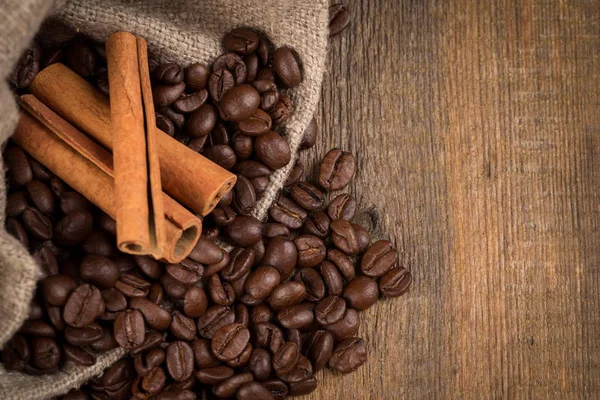 Zimtstangen Und Kaffee Auf Hessischer Leinwand Mit Holzgrund — Stockfoto