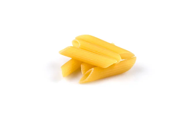 Pile Pâtes Penne Équilibre Sur Fond Blanc — Photo