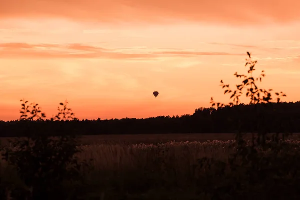 Horkovzdušný Balón Letící Oranžové Obloze Západu Slunce — Stock fotografie