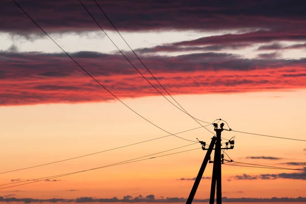 日没時のカラフルな空に対する電力線 — ストック写真
