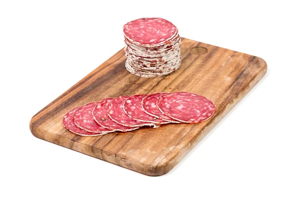 Segmenten van salami op houten bord — Stockfoto