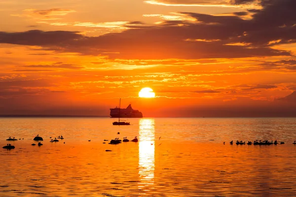 Voering van de cruiseschip in zonsondergang in zee — Stockfoto