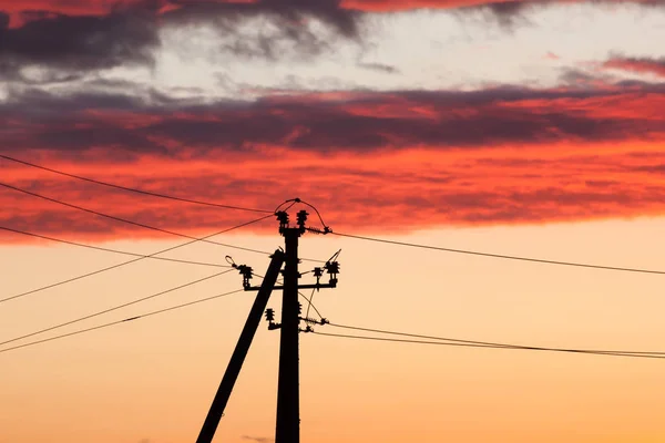 Línea eléctrica contra el cielo colorido al atardecer —  Fotos de Stock